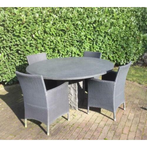 Te koop rond tafelblad van basalt en 4 stoelen /kussens