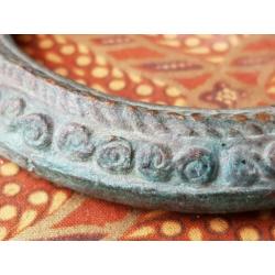 Prachtige originele antieke armband van brons uit Afrika.