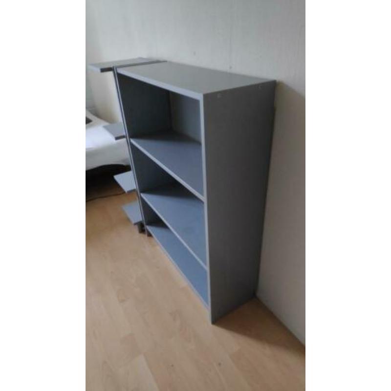 3 delig donkergrijze schappen kast