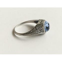 Art Deco ring met trillion cut blauwe steen