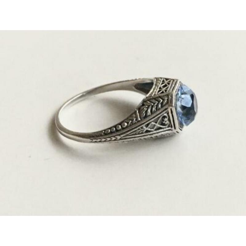 Art Deco ring met trillion cut blauwe steen