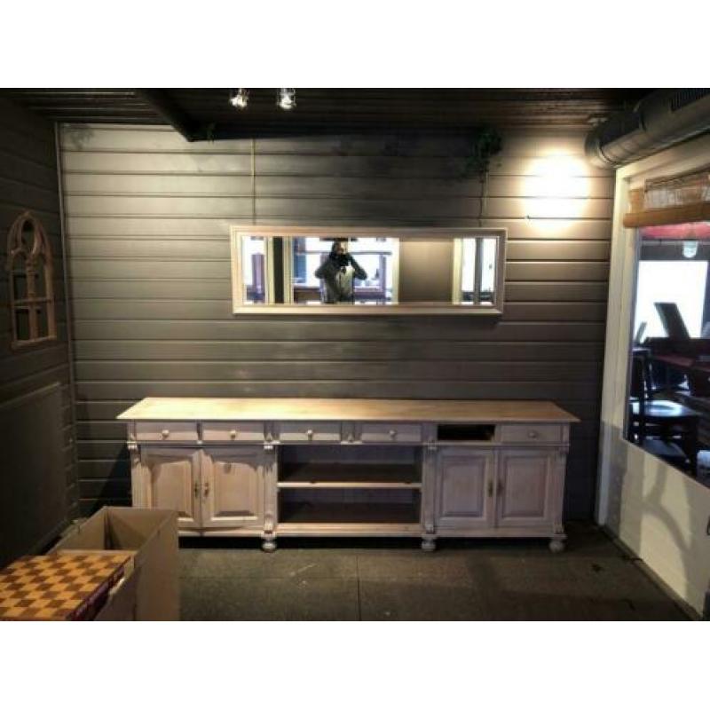 Set van mooi houten dressoir (270), spiegel en vitrinekast