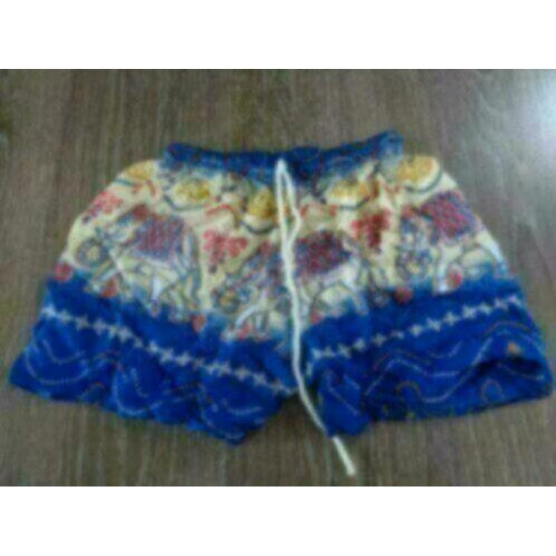 Short mt 146 vrolijke stof (dun materiaal) met olifantjes