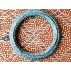 Prachtige originele antieke armband van brons uit Afrika.