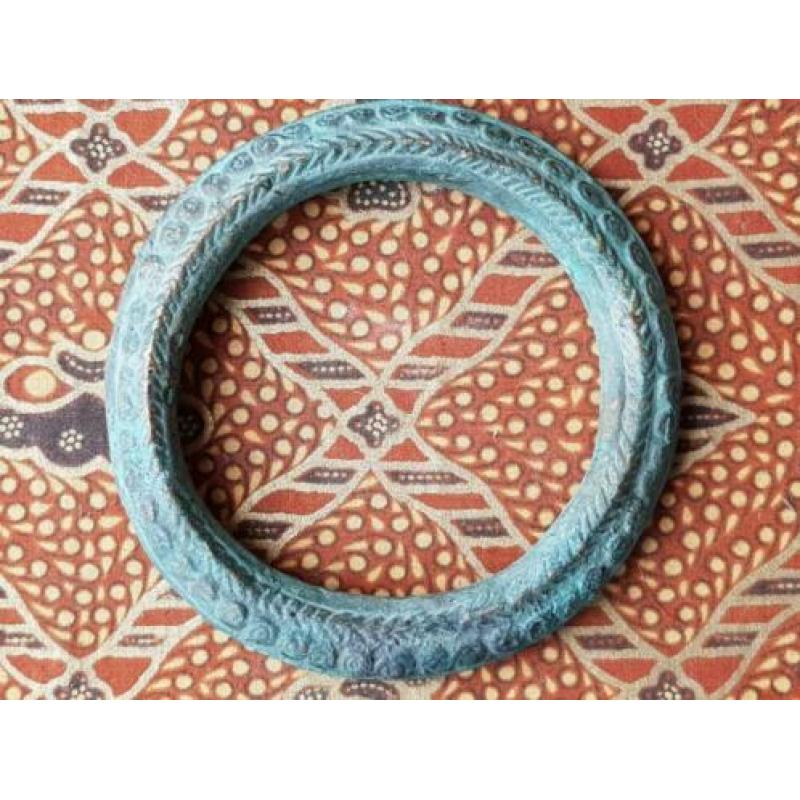 Prachtige originele antieke armband van brons uit Afrika.