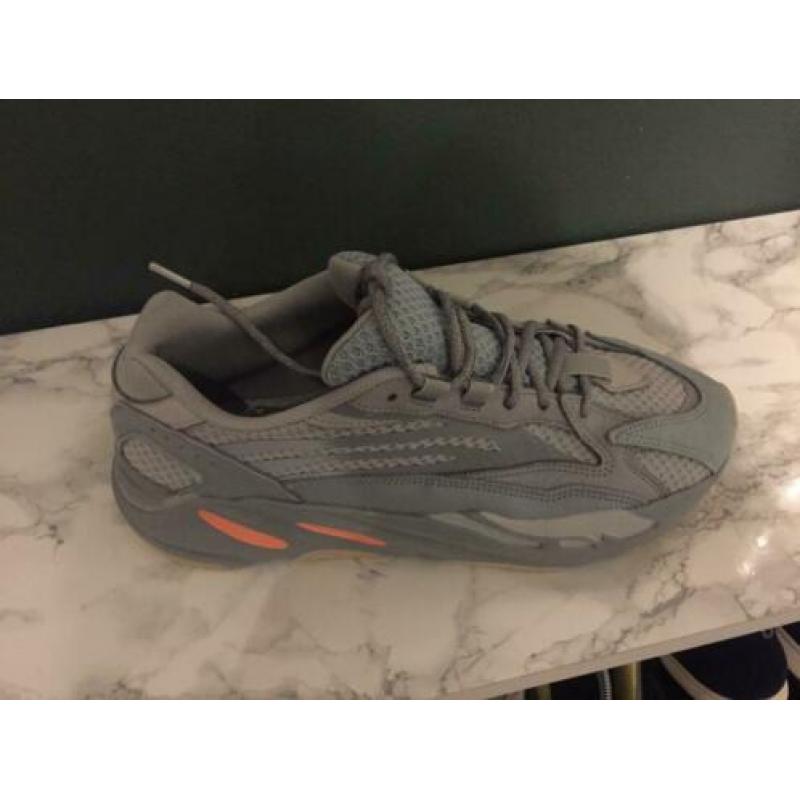 Yeezy boost 700 V2