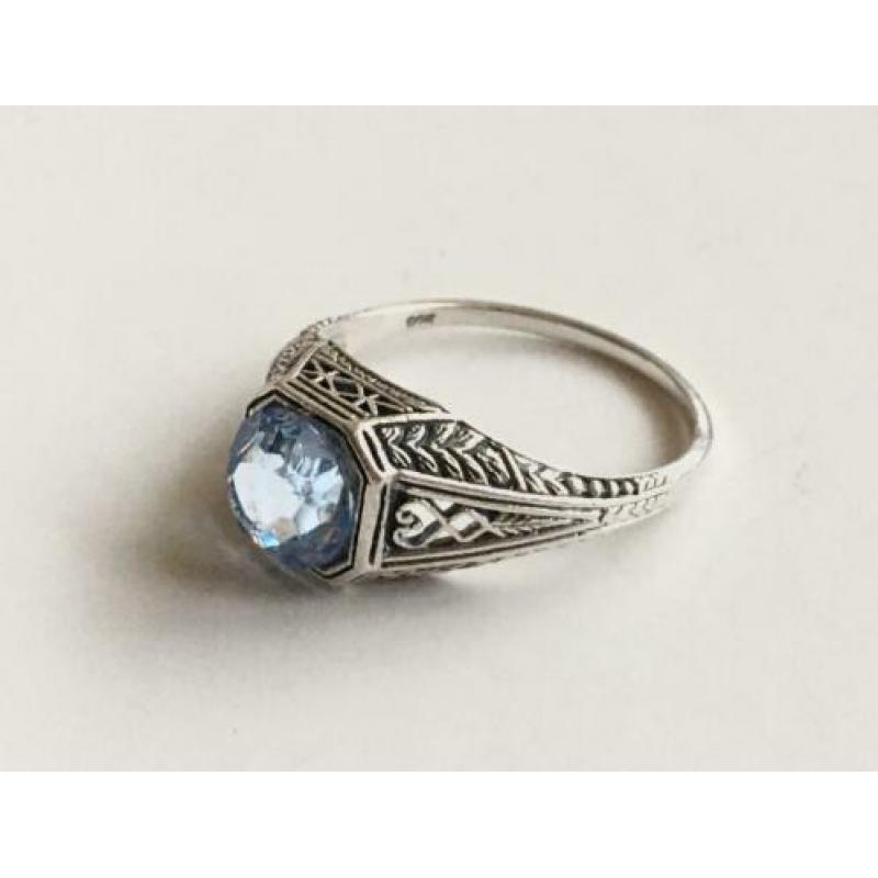 Art Deco ring met trillion cut blauwe steen