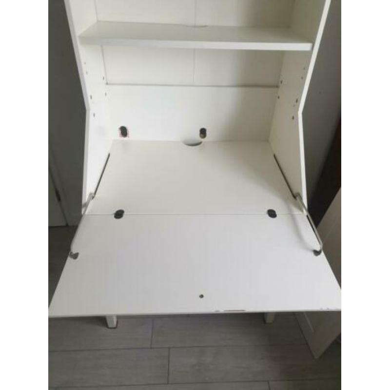 Wit bureau / computerkast