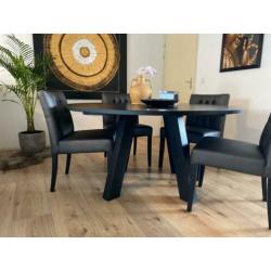 Zwarte ronde eettafel