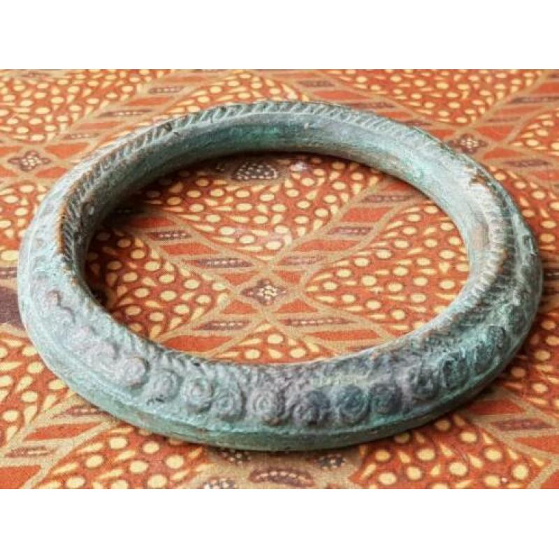 Prachtige originele antieke armband van brons uit Afrika.