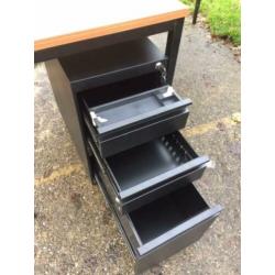 bureau met kleine hoek in kersen kleur