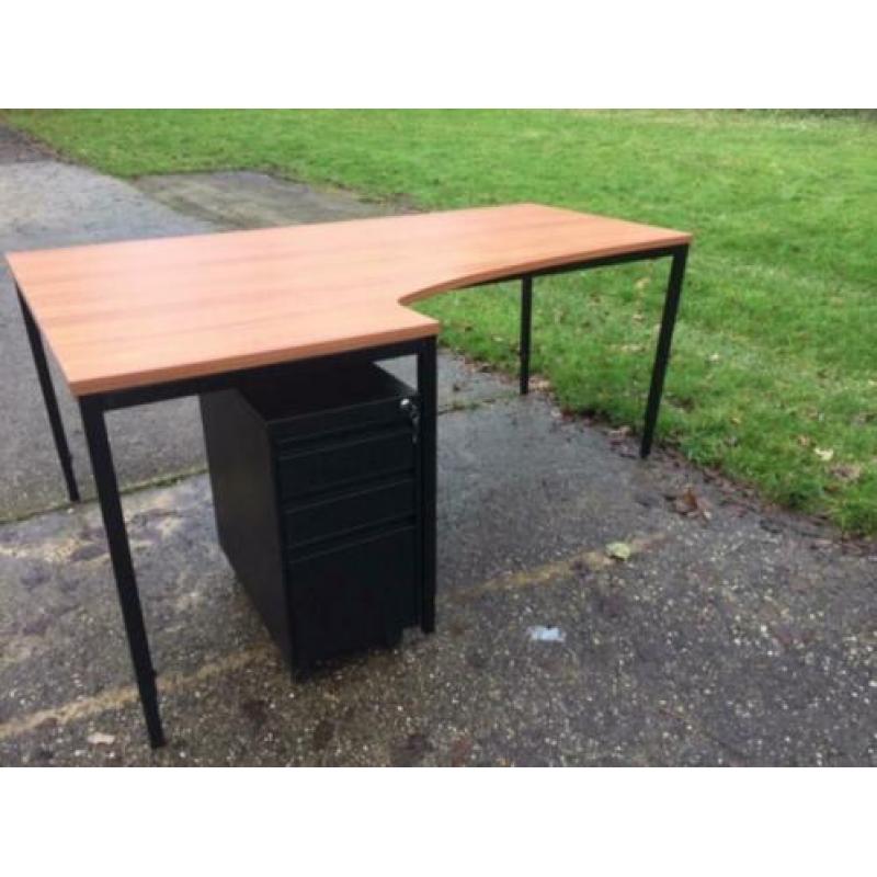 bureau met kleine hoek in kersen kleur