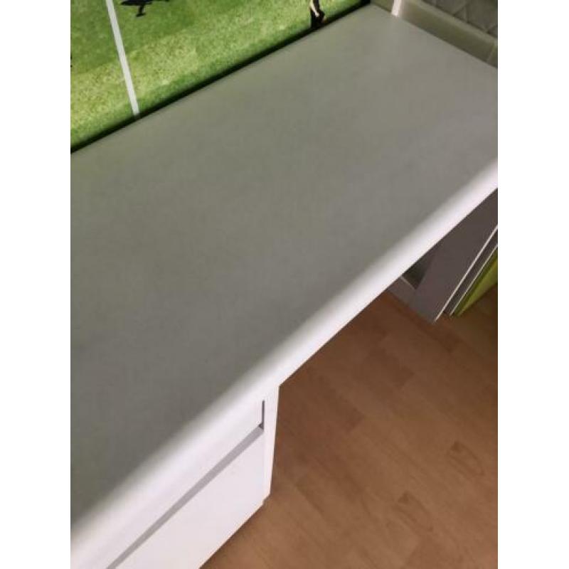 Mooi wit bureau met kastje en la