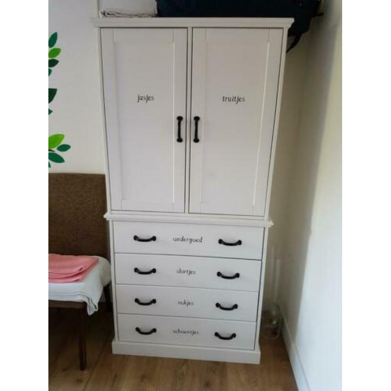 Landelijke, rustige, speelse babykamer