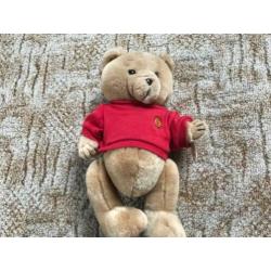 Knuffel beer bruin met rode trui, 32 cm