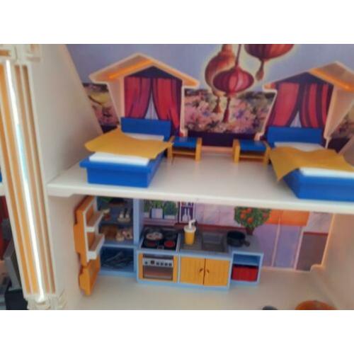 Playmobil woonhuis met inrichting en poppetjes