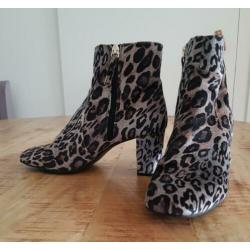 Panter / luipaard print enkellaarsjes. Maat 41