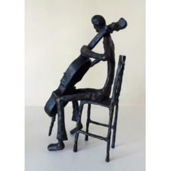 Bronzen beeld van zittende figuur die cello speelt 7010-b