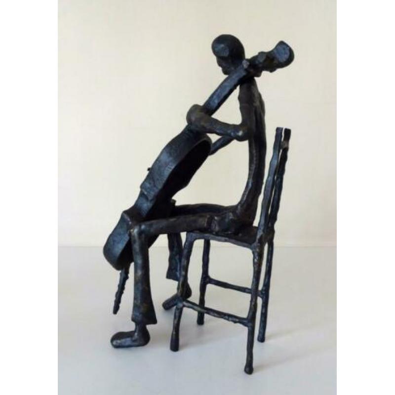 Bronzen beeld van zittende figuur die cello speelt 7010-b