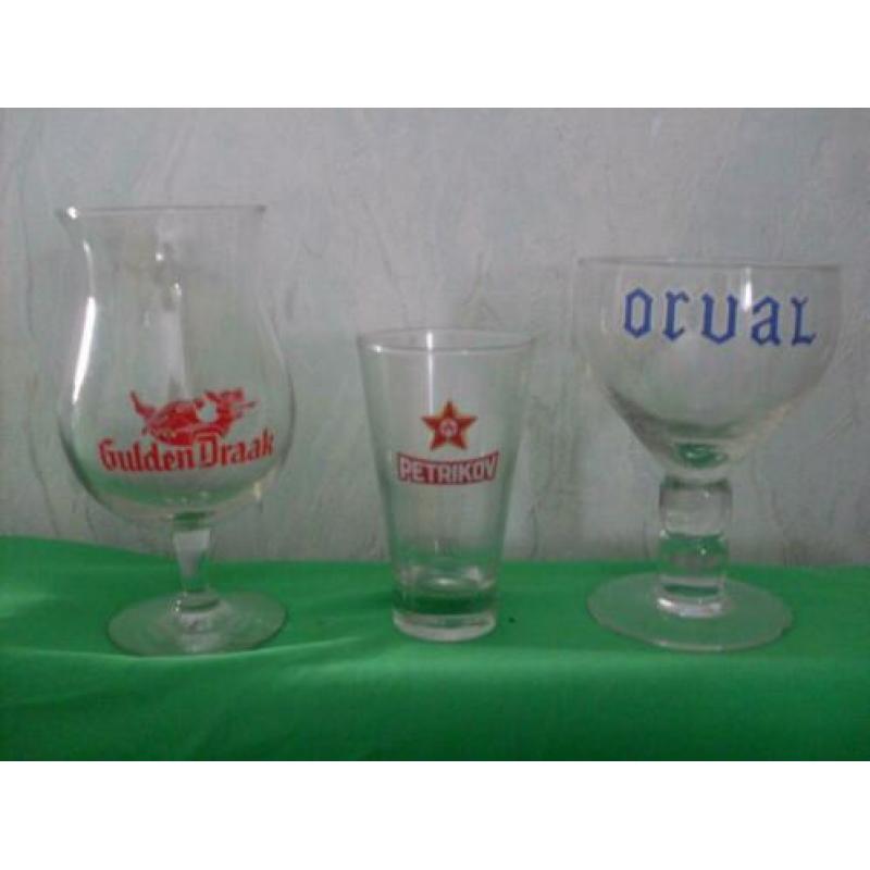Diverse bier en frisdrankglazen en pullen