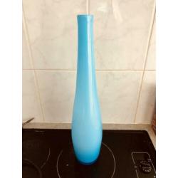 2 lichtblauwe vazen, ongeveer 45 cm hoog