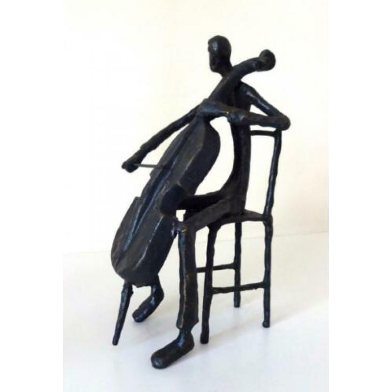 Bronzen beeld van zittende figuur die cello speelt 7010-b