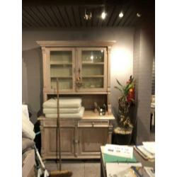 Set van mooi houten dressoir (270), spiegel en vitrinekast