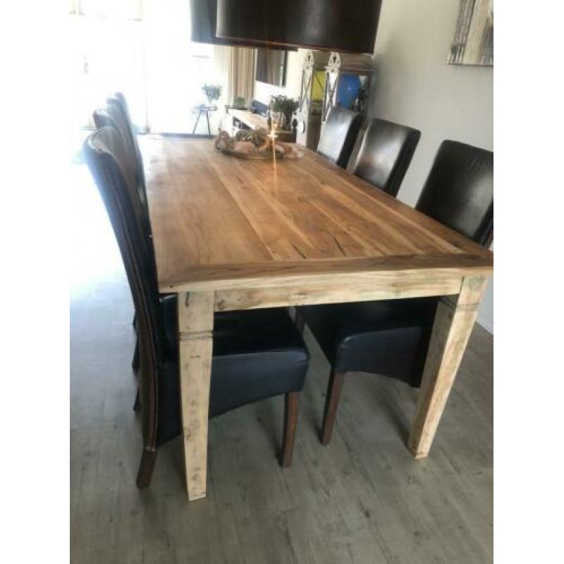 Tafel met stoelen