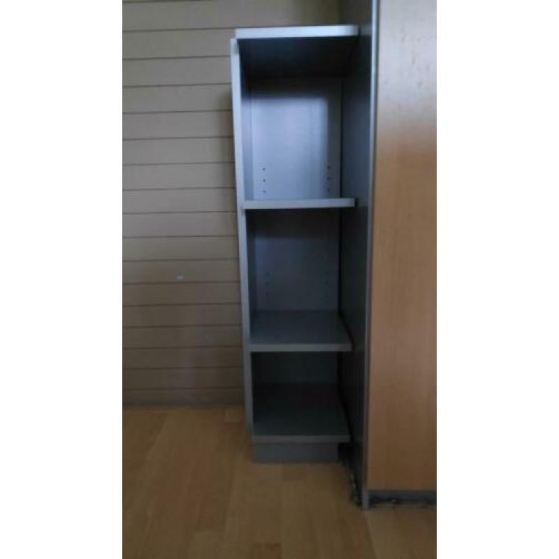3 delig donkergrijze schappen kast