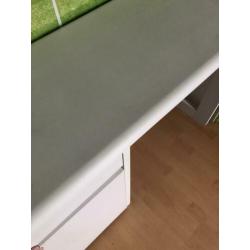 Mooi wit bureau met kastje en la