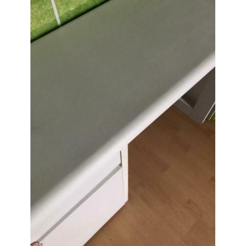 Mooi wit bureau met kastje en la