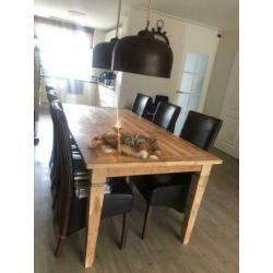 Tafel met stoelen