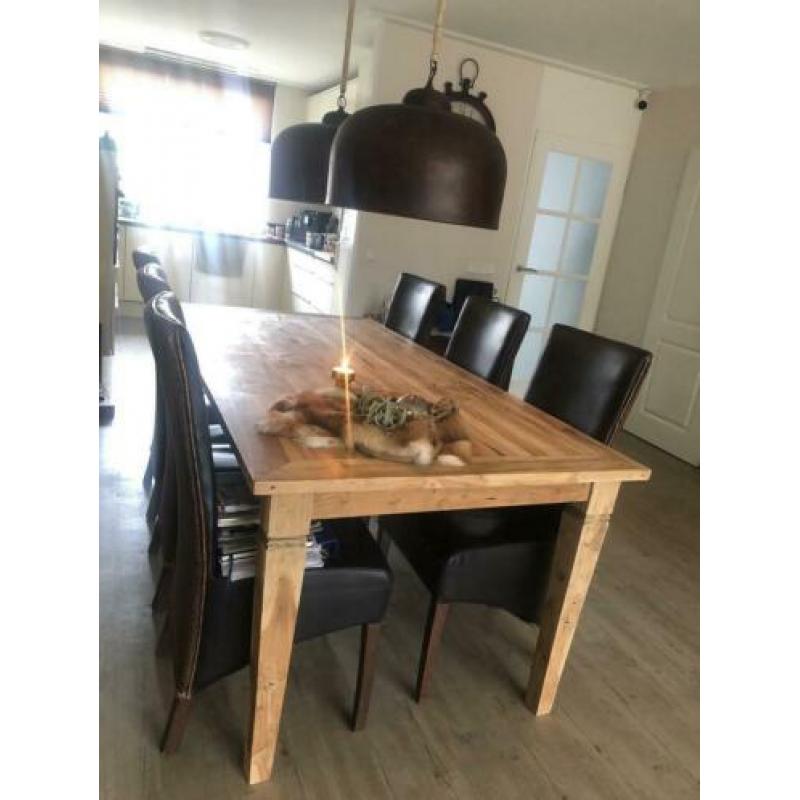 Tafel met stoelen