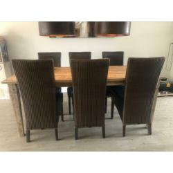 Tafel met stoelen