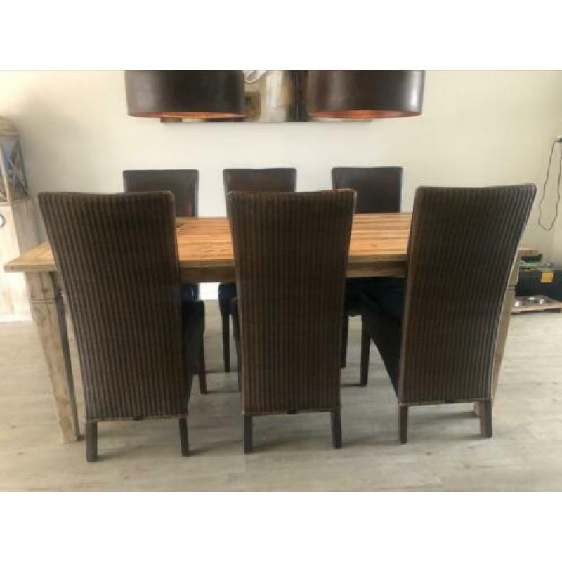 Tafel met stoelen