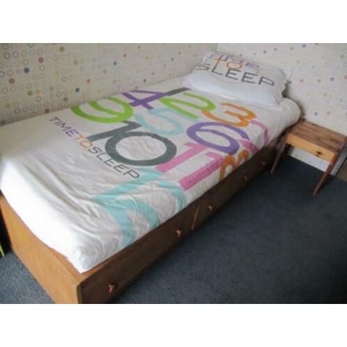 bedbank met 3 laden + o.a.dekbed, dekbedovertrek, hoeslaken