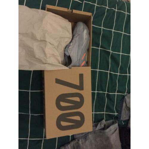 Yeezy boost 700 V2