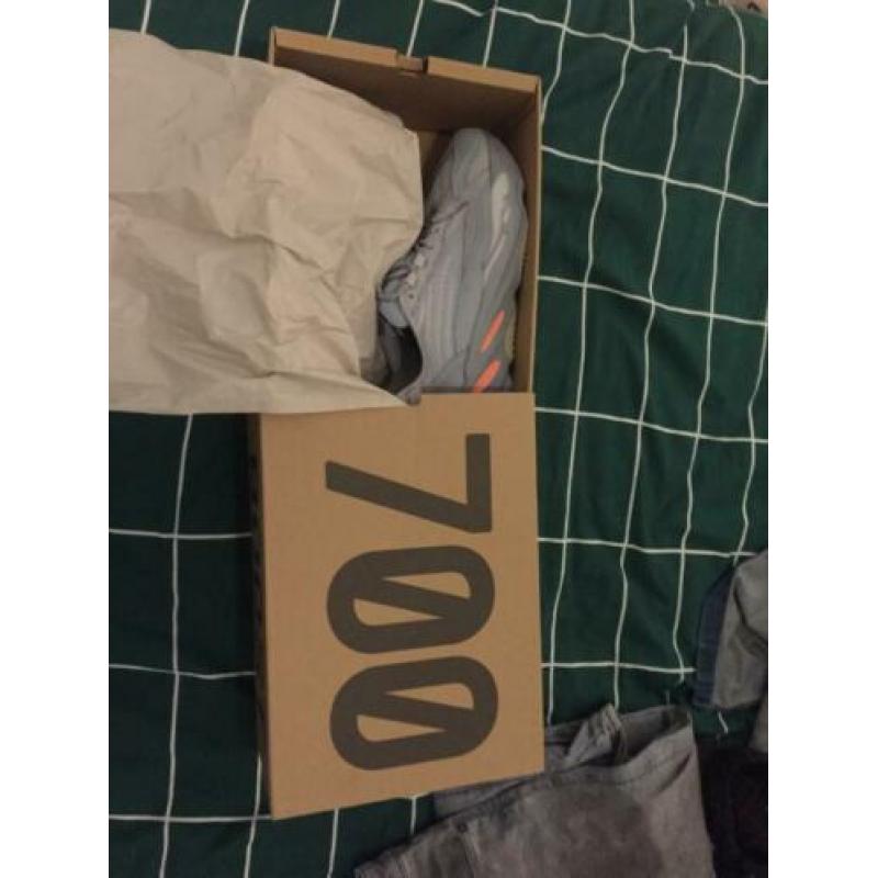 Yeezy boost 700 V2