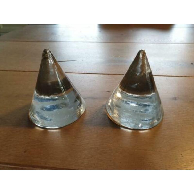 2 glazen kegels