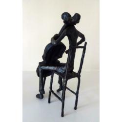 Bronzen beeld van zittende figuur die cello speelt 7010-b