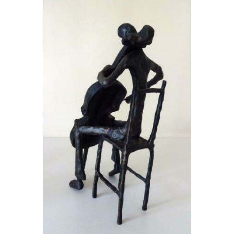 Bronzen beeld van zittende figuur die cello speelt 7010-b
