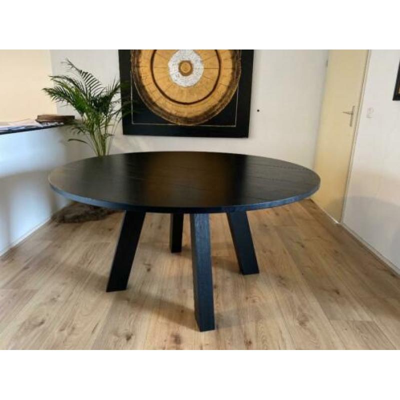 Zwarte ronde eettafel