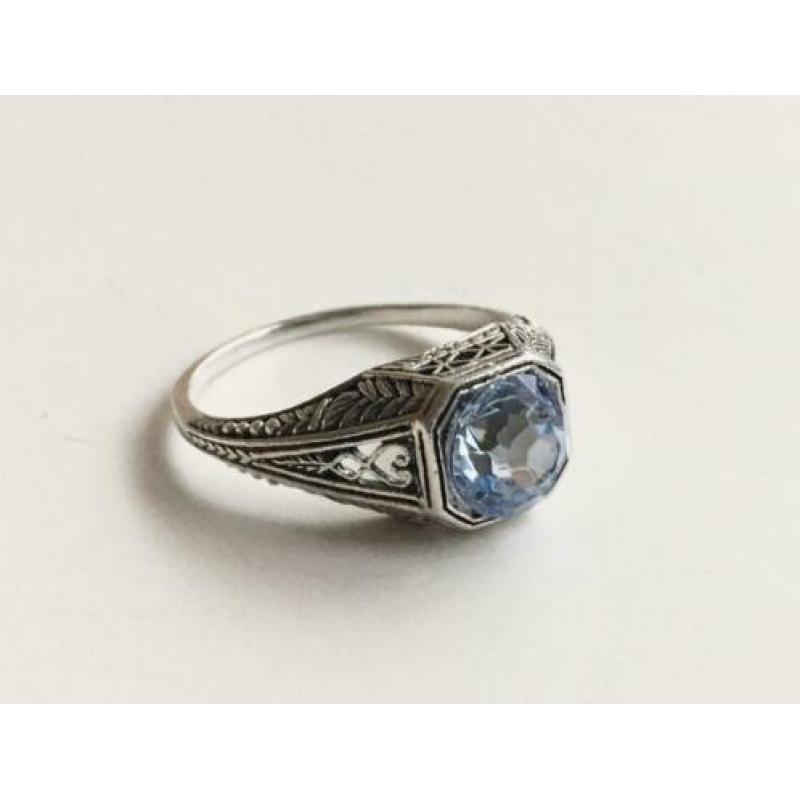 Art Deco ring met trillion cut blauwe steen