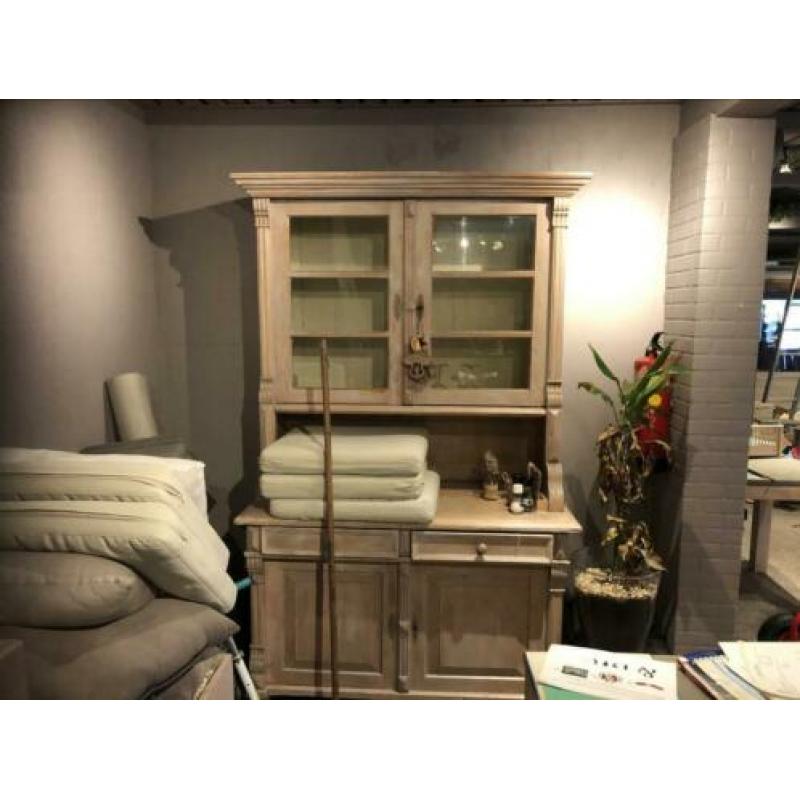 Set van mooi houten dressoir (270), spiegel en vitrinekast