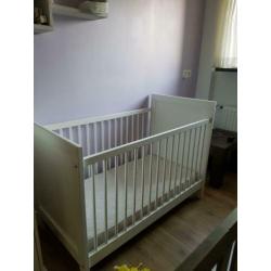 Landelijke, rustige, speelse babykamer