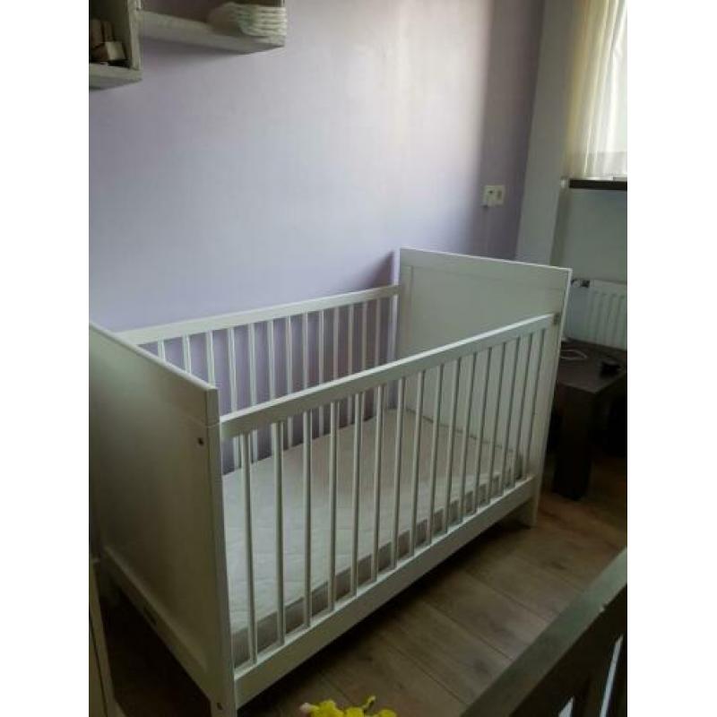 Landelijke, rustige, speelse babykamer