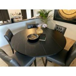 Zwarte ronde eettafel