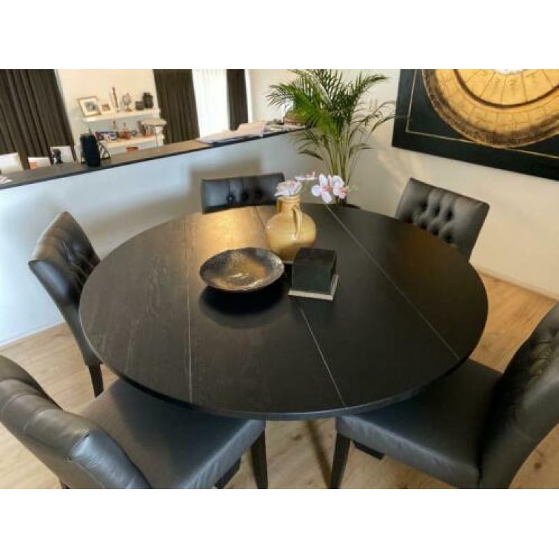 Zwarte ronde eettafel
