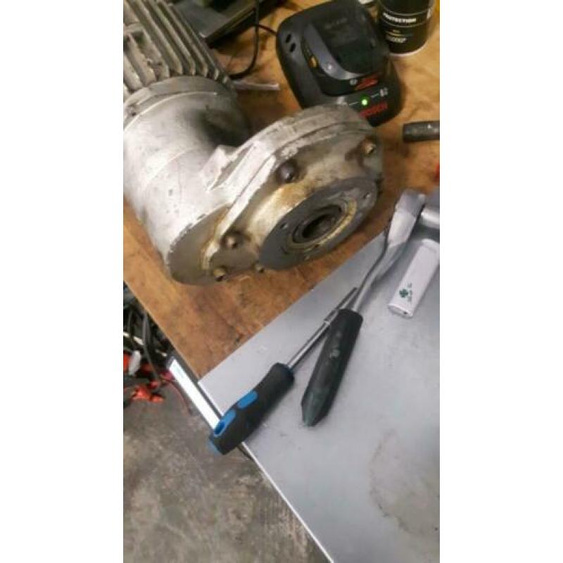 Gezocht motor voor 2 koloms hefbrug Zippo 1311 rond 1980