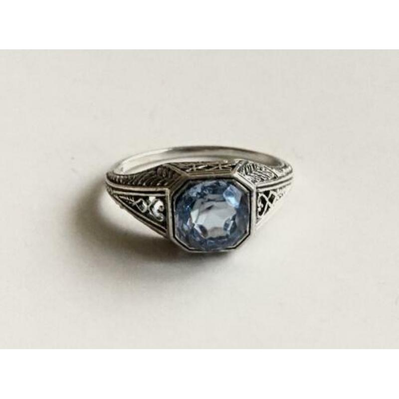 Art Deco ring met trillion cut blauwe steen